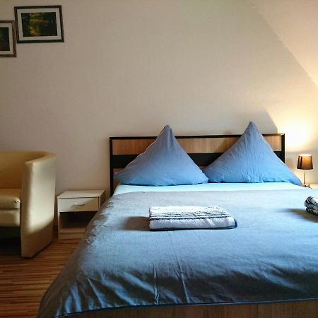 Nest City - Not A Hotel, Private Room With Shared Showers, No Parking, Breakfast, Or Kitchen, Towels Available For A Fee, Check-In 4 Pm To 11 Pm Kostnice Exteriér fotografie