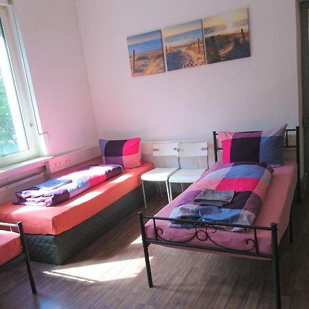 Nest City - Not A Hotel, Private Room With Shared Showers, No Parking, Breakfast, Or Kitchen, Towels Available For A Fee, Check-In 4 Pm To 11 Pm Kostnice Exteriér fotografie