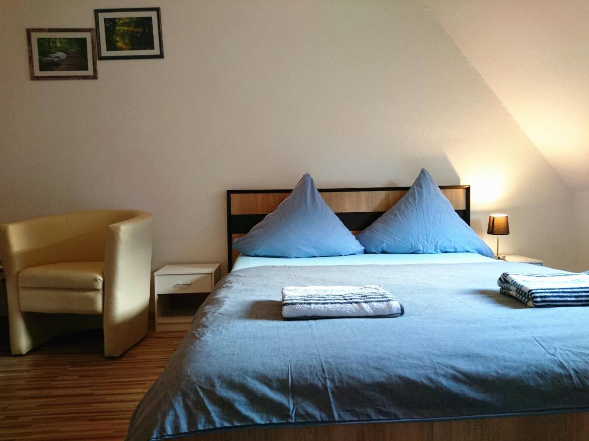 Nest City - Not A Hotel, Private Room With Shared Showers, No Parking, Breakfast, Or Kitchen, Towels Available For A Fee, Check-In 4 Pm To 11 Pm Kostnice Exteriér fotografie