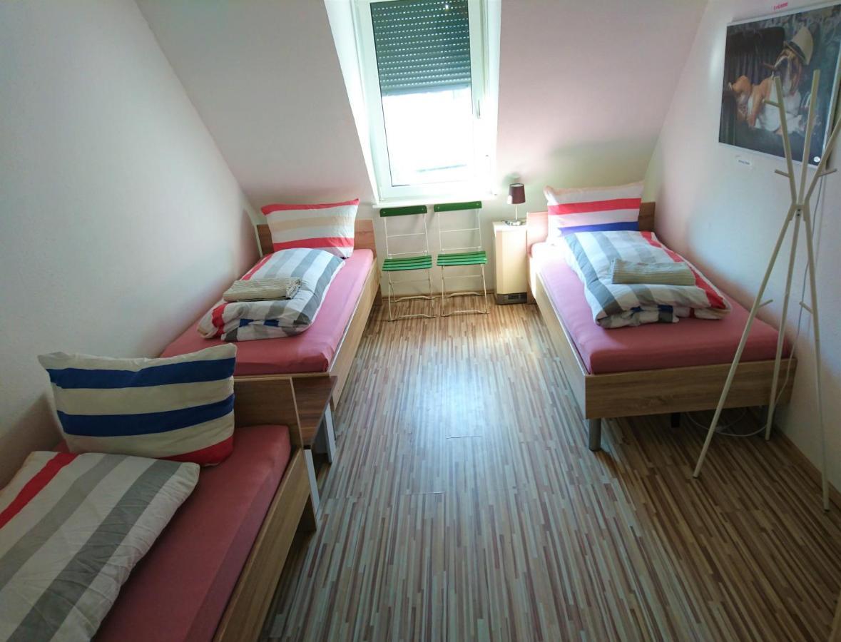 Nest City - Not A Hotel, Private Room With Shared Showers, No Parking, Breakfast, Or Kitchen, Towels Available For A Fee, Check-In 4 Pm To 11 Pm Kostnice Exteriér fotografie