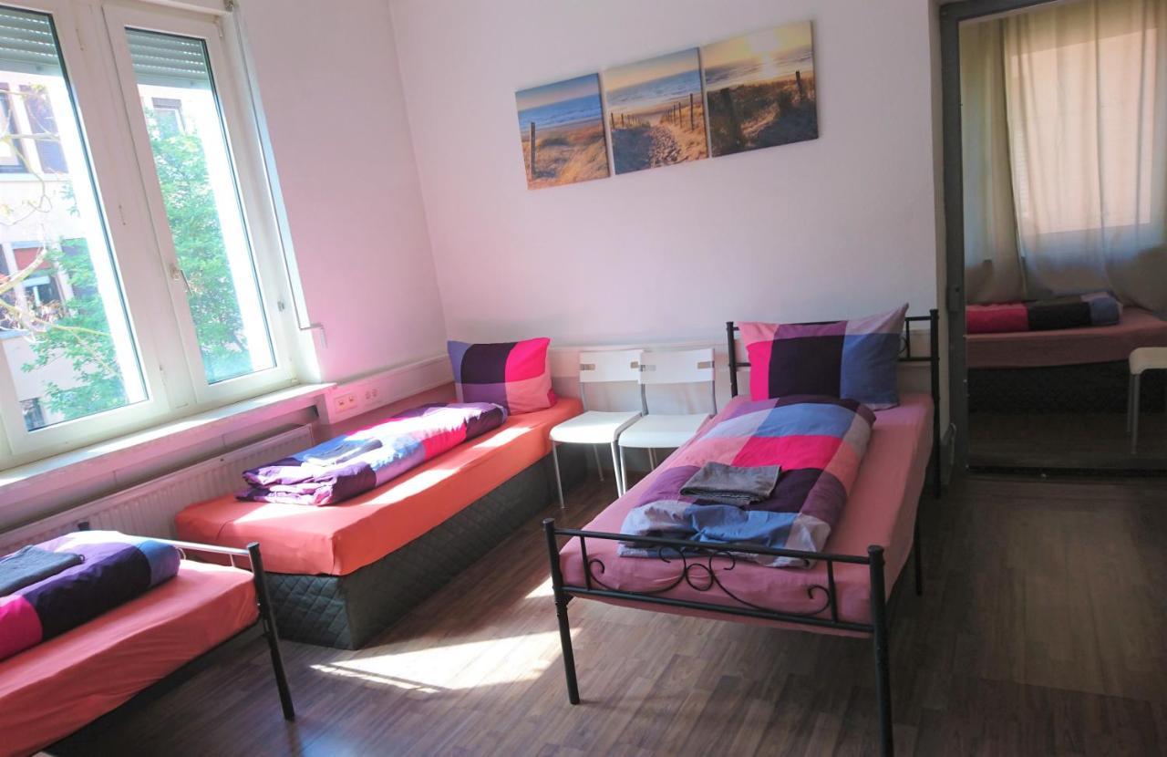 Nest City - Not A Hotel, Private Room With Shared Showers, No Parking, Breakfast, Or Kitchen, Towels Available For A Fee, Check-In 4 Pm To 11 Pm Kostnice Exteriér fotografie