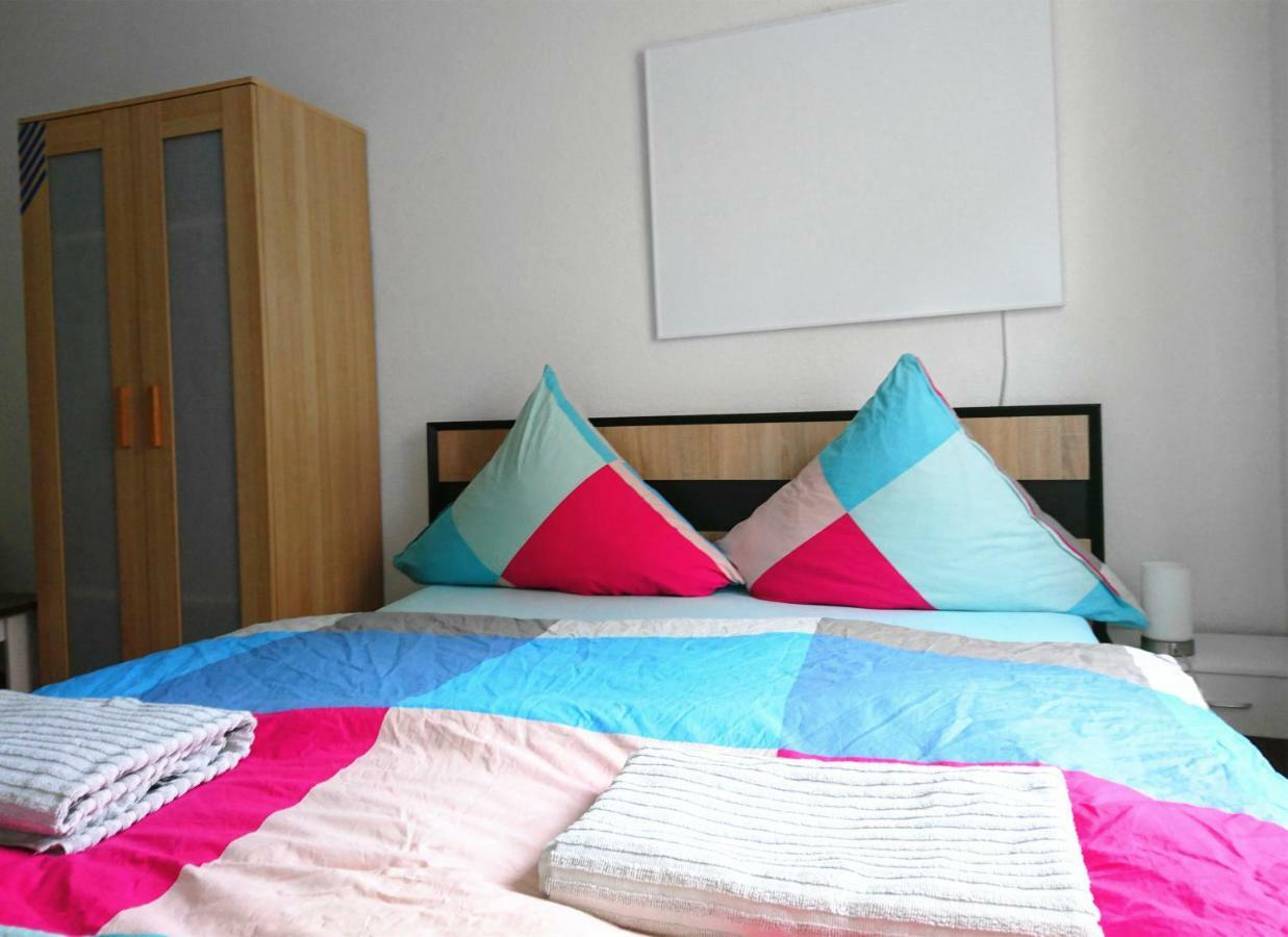 Nest City - Not A Hotel, Private Room With Shared Showers, No Parking, Breakfast, Or Kitchen, Towels Available For A Fee, Check-In 4 Pm To 11 Pm Kostnice Exteriér fotografie
